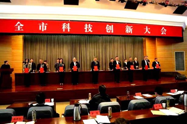 连云港召开科技创新大会 美狮贵宾会荣获“科技创新领军单位及领军人物”两项大奖